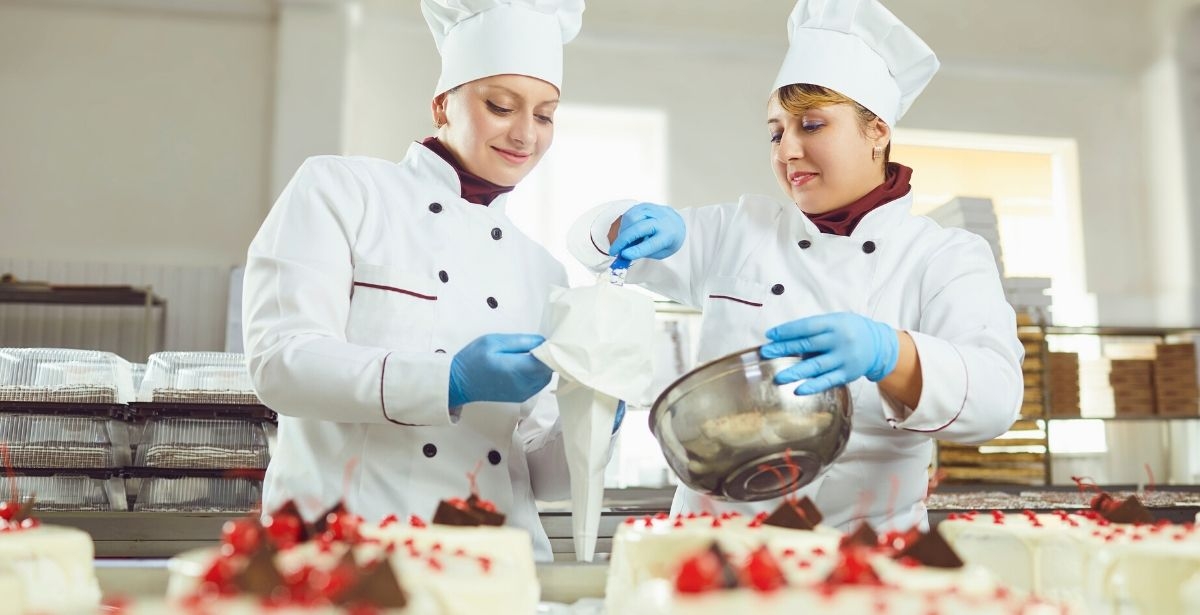 34,000+ Pastry Chef Stock Photos, Pictures & Royalty-Free Images - iStock |  Female pastry chef, Woman pastry chef, Pastry chef portrait